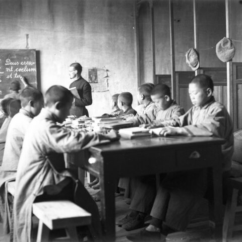 Eugen Imhof (1899-1934) unterrichtet chinesische Jungen in Latein, fotografiert zwischen 1926 und 1934. (SMB-Archiv, FDC 118/42)