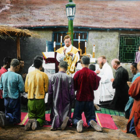Leo Herrmann zelebriert eine Messe mit Gefangenen in einem Gefängnis in Chaozhow, China. (farbig, SMB-Archiv, FDC 118/94)