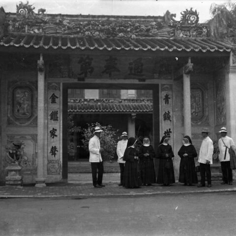 Ingenbohl-Schwestern und SMB-Missionare vor einem chinesischen Tempel, Ort und Datum unbekannt. (SMB-Archiv, FDC 121/120)