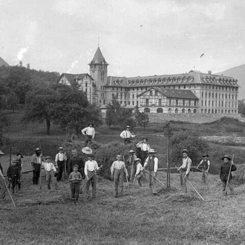 Bis in die 1960er Jahre mussten alle Schüler des Gymnasiums einen Nachmittag pro Woche auf dem Bauernhof der Missionsgesellschaft arbeiten, wie hier 1908 (SMB-Archiv, FDC 115/150).