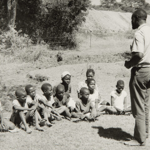 Der von der SMB ausgebildete Katechet S. Mashoko spricht 1970 zu Kindern und Frauen in Gweru. (SMB-Archiv)