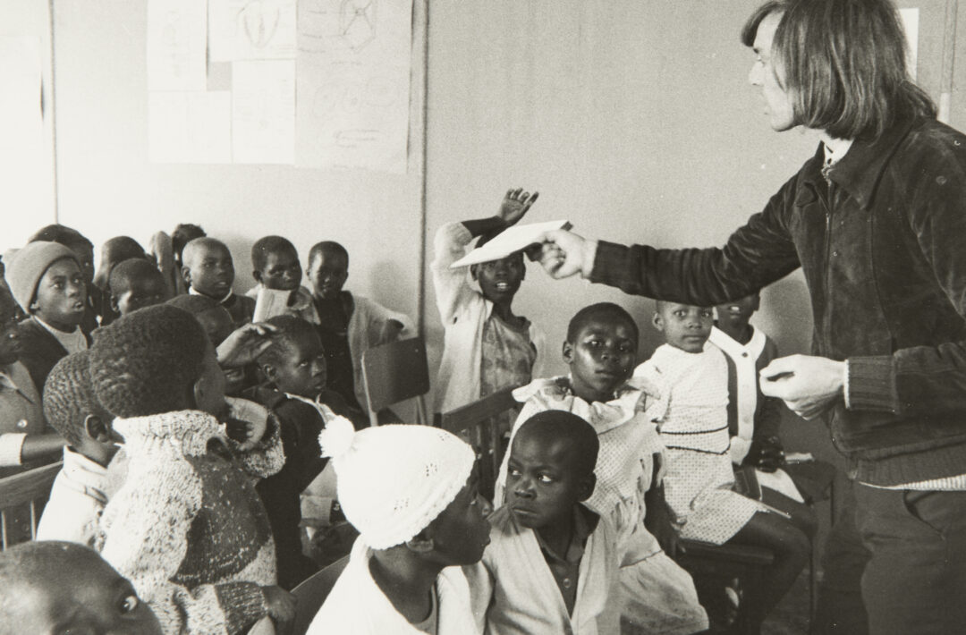 Der Pfarrer Alex Stoffel unterrichtet Theologie in Mkoba Township in Gwelo (heute Gweru). (SMB-Archiv)