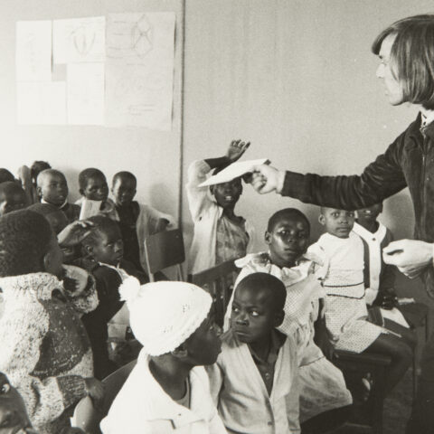 The parish priest Alex Stoffel teaching theology in Mkoba Township in Gwelo (now Gweru). (SMB archive)