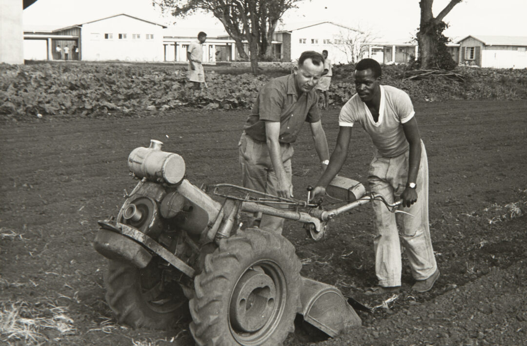 Bruder Eduard Brühwiler bei der Gartenarbeit mit einer Ackerfräse im Seminar für Minderjährige in der Nähe von Gweru. (SMB-Archiv)