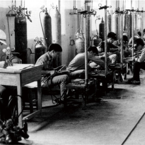 Die Handwerksschule in Taitung war ein Novum in Taiwan und konnte dank guter Ausstattung und kompetenter Lehrer die Schüler sehr gut ausbilden. Das Bild zeigt die für Schweißarbeiten eingerichtete Werkstatt im East Training Centre im Jahr 1965 (SMB-Archiv).
