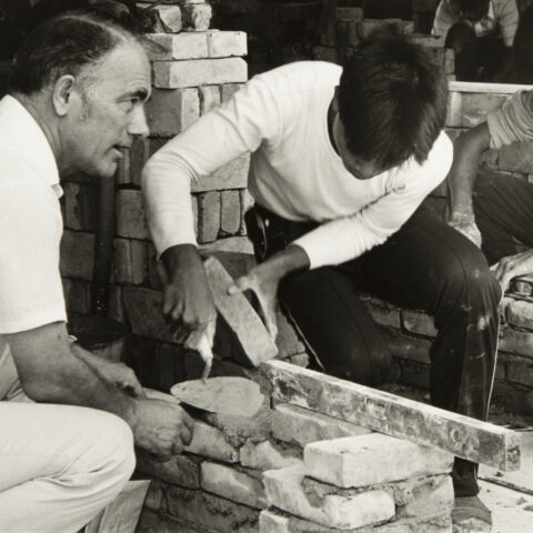 Franz Leimer gives instructions to students building a wall at the craftsmen's school in Taitung in 1982. (SMB archive).