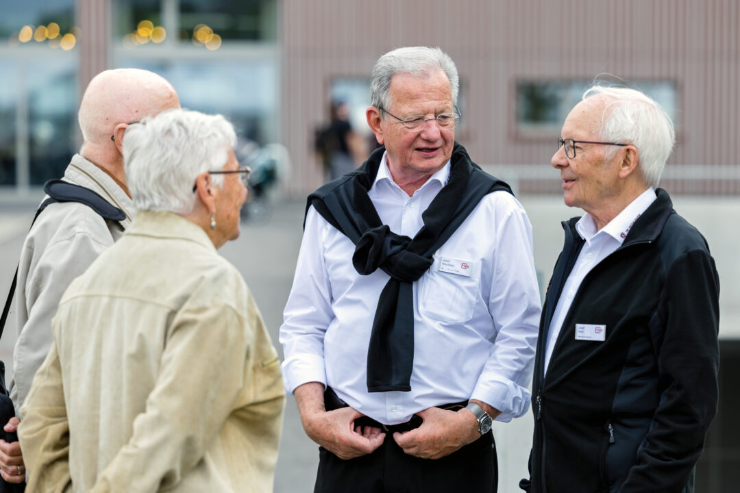 OK-Präsident Josef Wechsler und SMB-Generaloberer Josef Meili im Gespräch mit Besuchern.