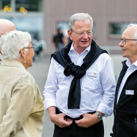 OK-Präsident Josef Wechsler und SMB-Generaloberer Josef Meili im Gespräch mit Besuchern.