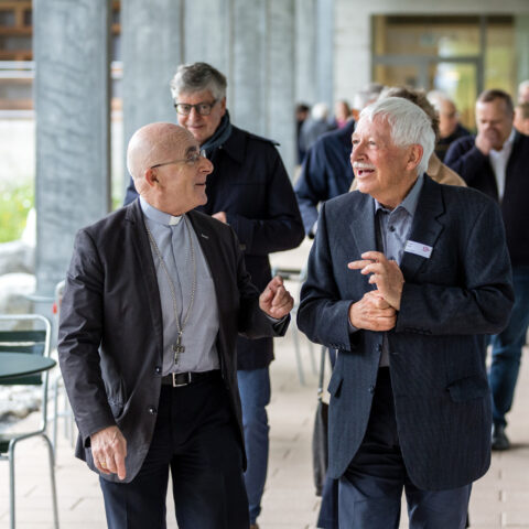 Der Churer Bischof Joseph Maria Bonnemain und Bethlehem-Missionar Emil Näf im Gespräch.