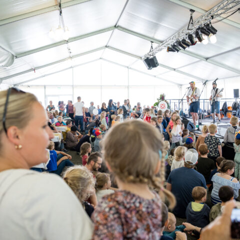 Das Konzert von Zwirbelwind zog vor allem die kleinen Gäste vor die Bühne.